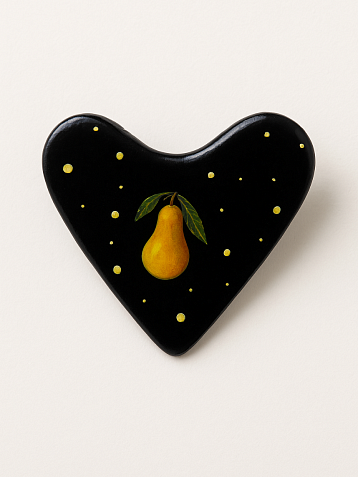 Брошь ручной работы Сердце в горошек с грушей, чёрная, полимерная глина, фото 1.