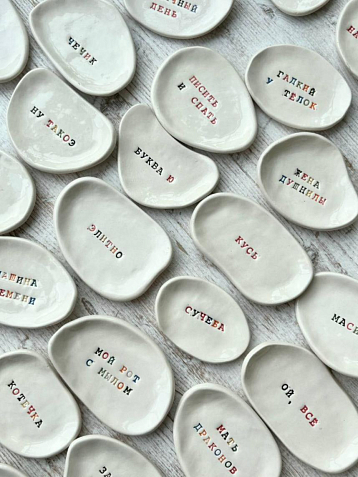 Блюдце ручной работы с надписью «Гденьги», керамика, фото 2.