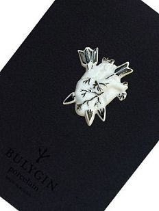 Брошь ручной работы Bulygin «Разбитое сердце», бело-серебристая, фарфор