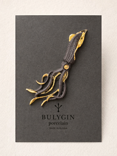 Брошь ручной работы Фарфор Булыгина «Кальмар», черно-золотистая