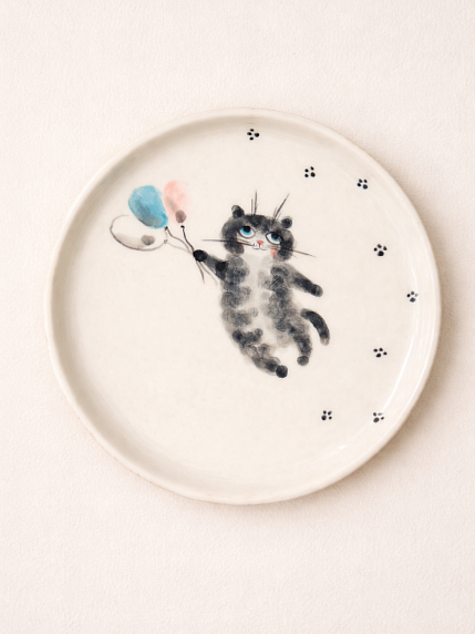 Тарелка ручной работы Ким керамика с бортиком «Чёрный кот с воздушными шариками», белая, фарфор, 14 см, фото 1.