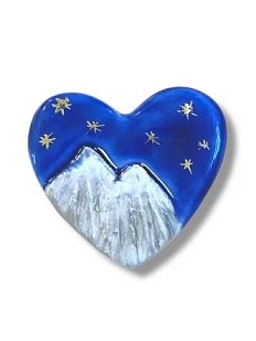 Брошь ручной работы КерамЕлКа «Горы в сердце» со звёздами, синяя, керамика