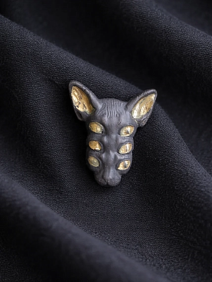 Брошь ручной работы Фарфор Булыгина «Кошка 6 глаз», чёрно-золотистая, фото 4.