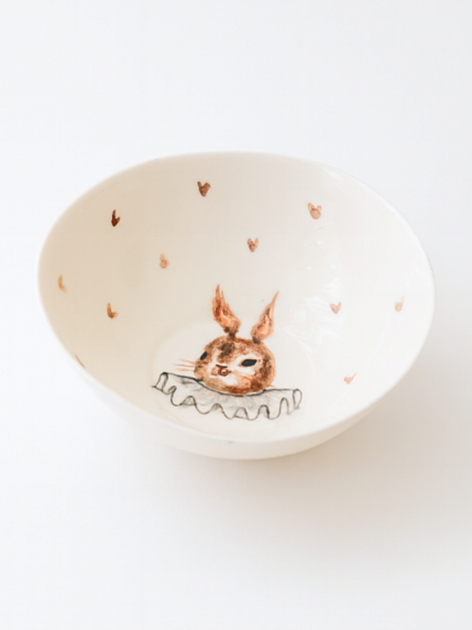 Тарелка глубокая ручной работы Зайка в жабо с сердечками, белая, фарфор, 12 см, фото 2.