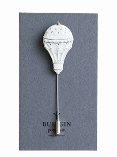 Брошь ручной работы Bulygin «Аэростат», бело-серебристая, фарфор