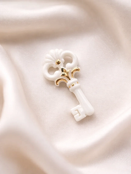 Брошь ручной работы Фарфор Булыгина «Ключик», бело-золотистая, фото 3.