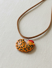 Чокер ручной работы Малёма «Курочка» на желтом замшевом шнурке, керамика