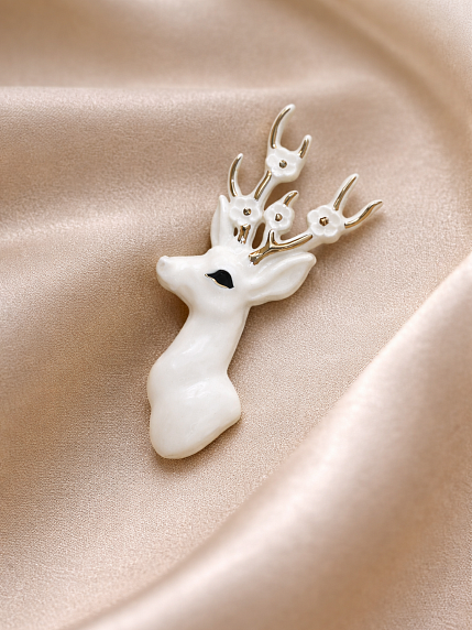 Брошь ручной работы Bulygin «Олень», бело-серебристая, фарфор, фото 2.