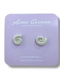 Серёжки-гвоздики Анна Герман «Завитки», фарфор, белые перламутровые