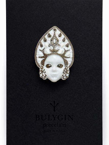 Брошь ручной работы Фарфор Булыгина «Кокошник», бело-серебристая, фото 1.