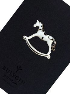 Брошь ручной работы Bulygin «Лошадка», бело-серебристая, фарфор