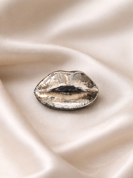 Брошь ручной работы Bulygin «Губы», фарфор, чёрно-серебристая, фото 3.