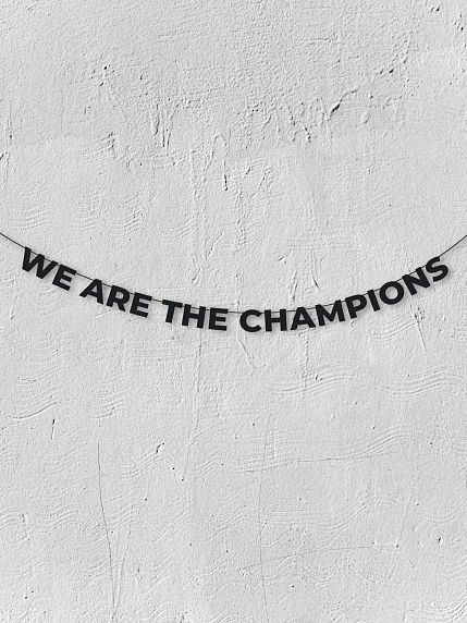 Гирлянда из чёрных букв «We are the champions», фото 1.
