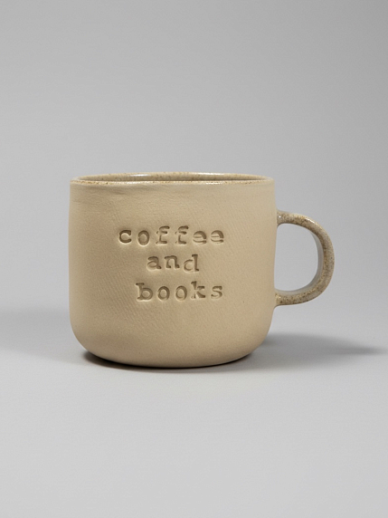 Кружка ручной работы с надписью «Coffee and books», бежевая, керамика, 350 мл, фото 1.