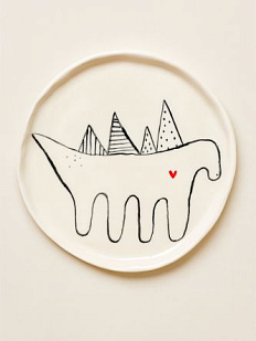 Блюдце ручной работы Мария Гордеева с динозавриком, белое, полуфарфор