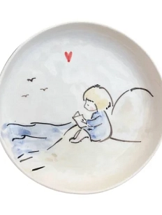 Тарелка ручной работы Девочка с книжкой, керамика, 13-14 см