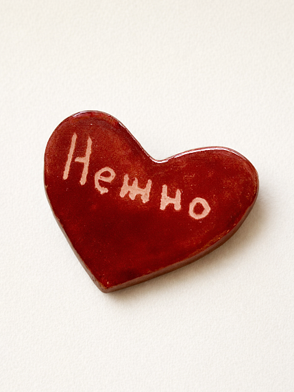 Брошь ручной работы Elizabeth Madar сердечко «Нежно», красный, керамика, фото 1.