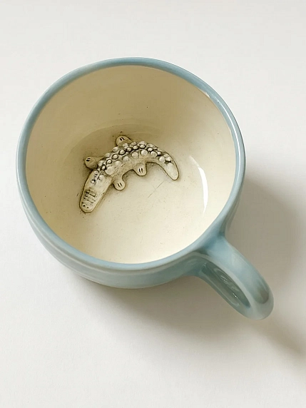 Кружка ручной работы Мама Черепаха с фигуркой внутри Крокодил, тёмно-зелёная, 400 мл, фото 1.