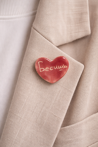 Брошь ручной работы Elizabeth Madar сердечко «Бесишь», бордовый, керамика, фото 3.