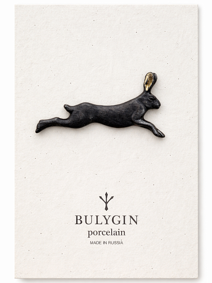 Брошь ручной работы Bulygin «Заяц», фарфор, чёрно-золотистая, фото 1.