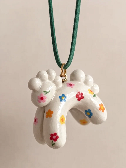 Подвеска ручной работы Счастливые истории «Лошадка» с цветами, полимерная глина, фото 1.