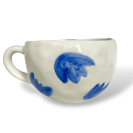 Кружка ручной работы Керамика Дарьи Карпиной «Синие тюльпаны», белая, 350 мл, фото 2.