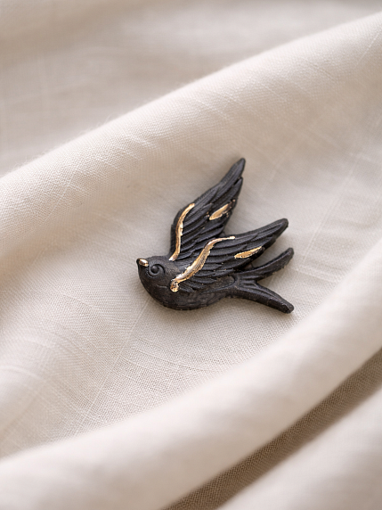 Брошь ручной работы Bulygin «Ласточка», фарфор, чёрно-золотистая, фото 2.