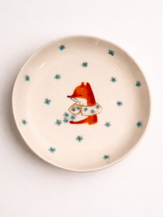 Тарелка ручной работы Ким керамика с бортиком Лисёнок с голубыми цветочками, белая, фарфор, 16 см