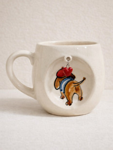 Кружка ручной работы НАДО ЖЕ с подвеской сердечком и росписью «Такса в берете», белая, керамика, 250 мл