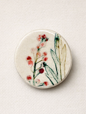 Брошь ручной работы Elizabeth Madar Оттиск трав, красная, керамика