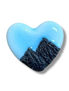 Брошь ручной работы КерамЕлКа «Горы в сердце», светло-голубая, керамика