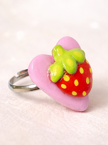 Кольцо ручной работы Радость Рядом Сердце с красной клубничкой, полимерная глина, незамкнутое, фото 1.
