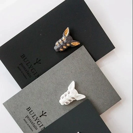 Брошь ручной работы Фарфор Булыгина «Кошка 6 глаз», чёрно-золотистая, фото 6.