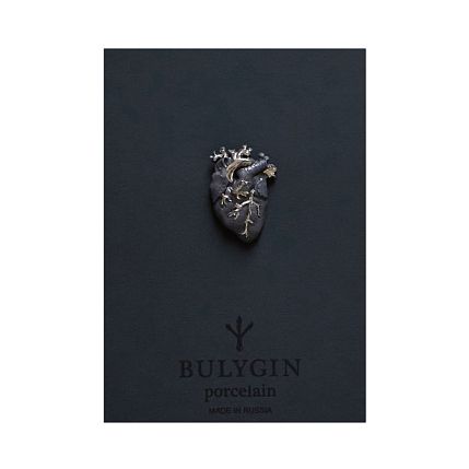 Брошь ручной работы Bulygin «Сердце»,фарфор, чёрно-серебристая, фото 1.