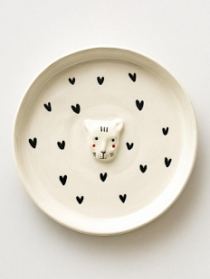 Тарелка ручной работы с фигуркой Котик, белая в черное сердечко, полуфарфор, 18 см