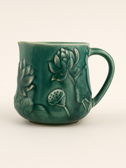 Кружка ручной работы «Лотос и карп», тёмно-зелёная, фарфор, 430 мл, фото 1.