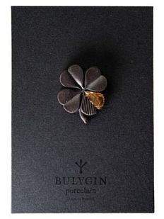 Брошь ручной работы Bulygin «Клевер», фарфор, чёрно-золотистая