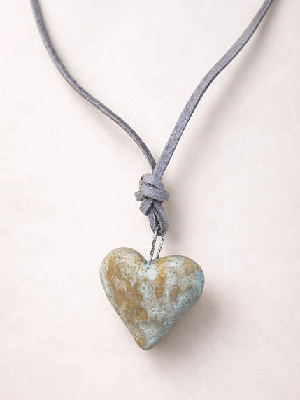Чокер ручной работы «Сердце» на замшевом шнурке, керамика, фото 1.