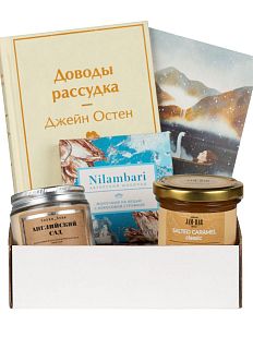 Подарочный набор с книгой «Доводы рассудка», ароматической свечой, солёной карамелью и шоколадом