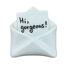 Магнит ручной работы конверт с надписью «Hi, gorgeous!», керамика