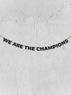 Гирлянда из чёрных букв «We are the champions»
