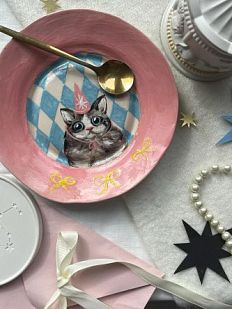 Тарелка ручной работы с Котиком в колпачке, розовая, глина, 16 см