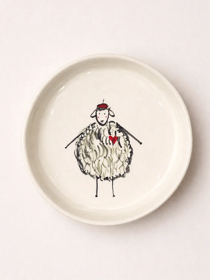 Тарелка ручной работы Мария Гордеева Овечка в красном берете, белая, полуфарфор, 14 см, фото 1.