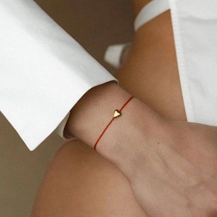 Браслет Something Special с золотым сердцем на красной нити, фото 1.