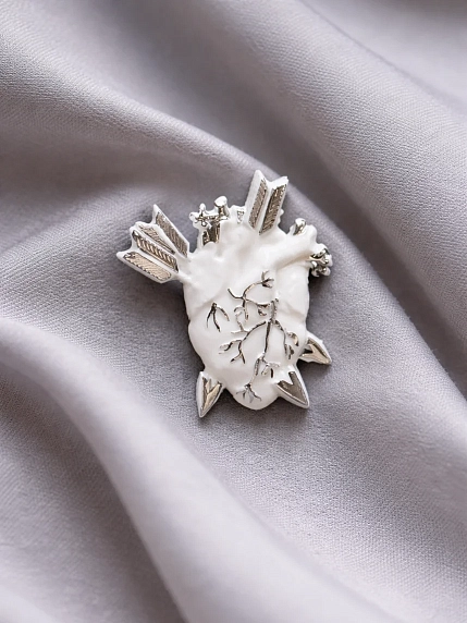 Брошь ручной работы Фарфор Булыгина «Разбитое сердце», бело-серебристая, фото 4.