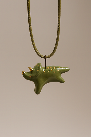 Подвеска ручной работы с динозавром «‎Трицератопс»‎, хаки, золотистый, керамика, фото 3.