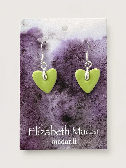 Серьги Elizabeth Madar в форме сердечек с серебряной фурнитурой, керамика, зелёные, фото 1.