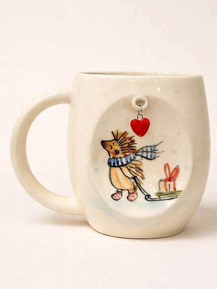 Кружка ручной работы НАДО ЖЕ с подвеской сердечком и росписью «Ёжик с подарком на санках», белая, керамика, 300 мл, фото 1.