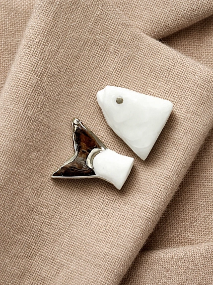 Брошь ручной работы Фарфор Булыгина «Рыбий хвост», бело-серебристая, фото 2.