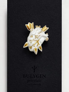 Брошь ручной работы Фарфор Булыгина «Разбитое сердце», бело-золотистая